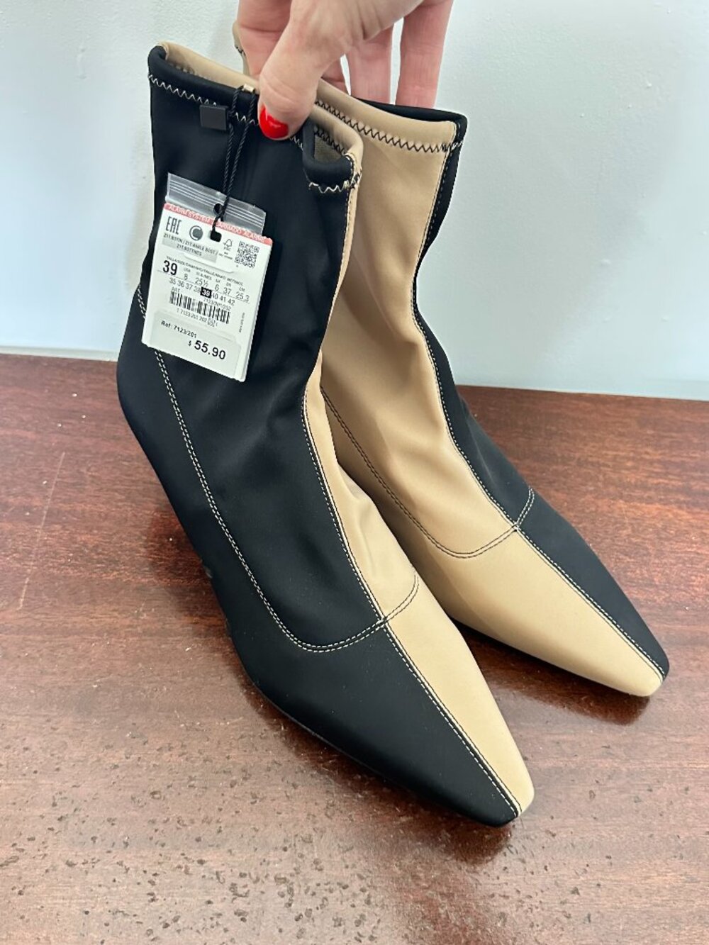 NWT Size 8 Zara Trafaluc Two-Tone Black and Beige Pointed Toe Kitten Heel Boots